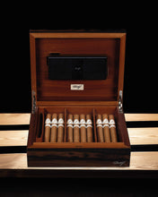 
                      
                        將圖片載入圖庫檢視器 Davidoff Air de Famille Series I Limited Edition 2022 – Ziricote Humidor Primos (25 - 35 Cigars)
                      
                    